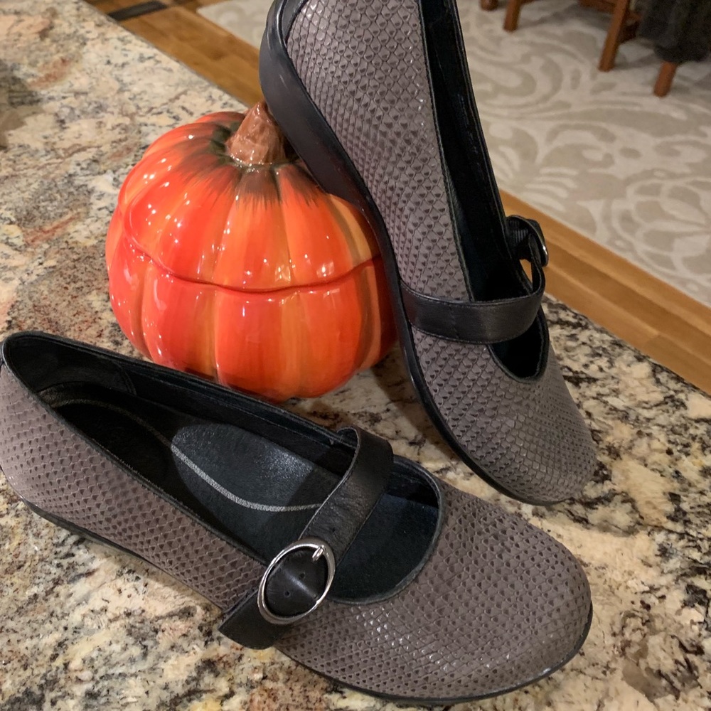 Dansko 39 Mary Janes gray faux snakeskin/black